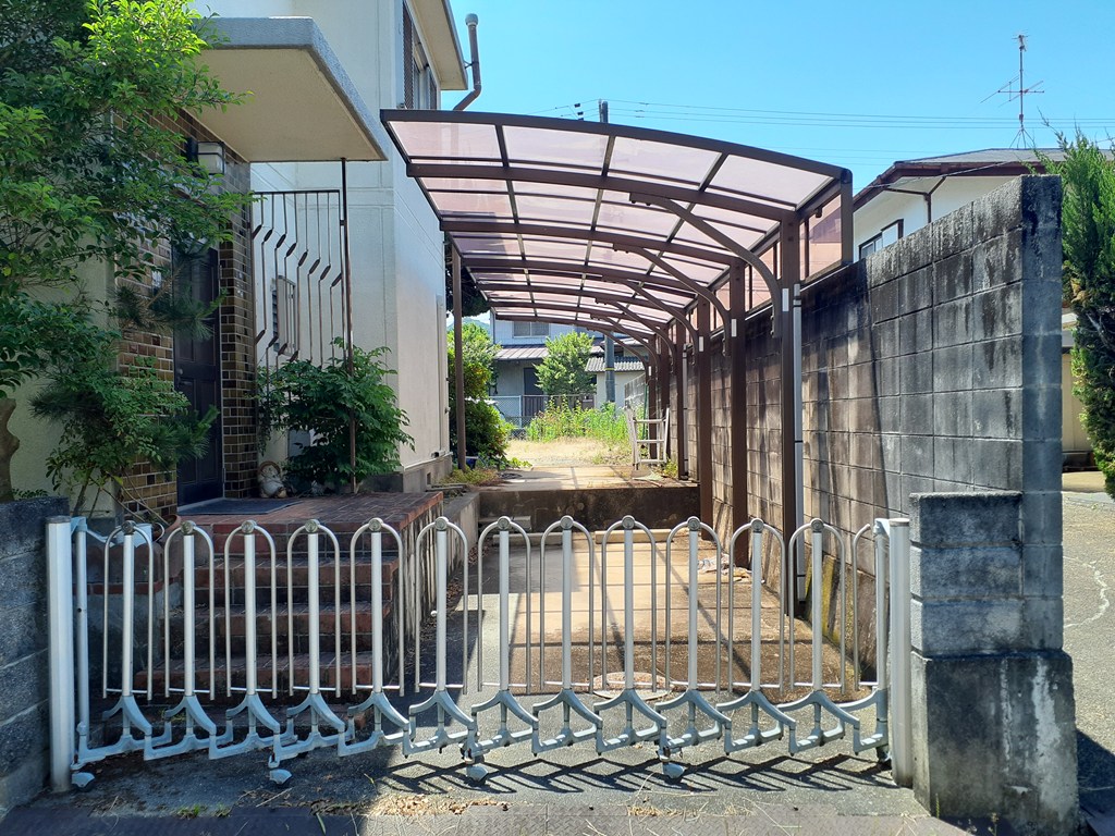 建物横のカーポート